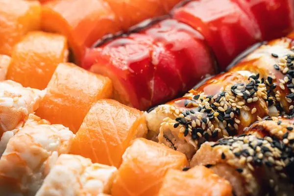 Karides, somon ve ton balıklı suşi..