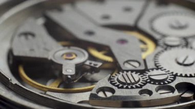 Eski bozuk saatin saat mekanizmasına yakın çekim