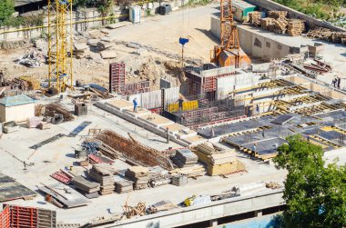 Şantiyenin havadan görünümü, yerleşim bölgesinde yeni bina inşaatı.