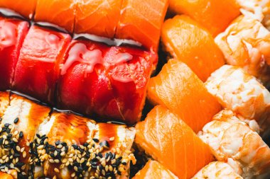 Karides, somon ve ton balıklı suşi..