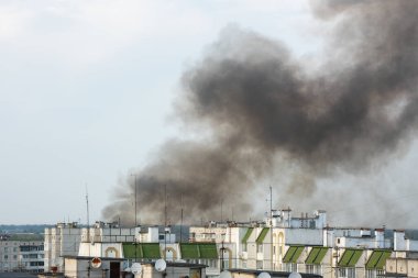 Şehrin ve yerleşim yerlerinin üzerinde yoğun siyah duman yükseliyor. Şehirde yangın var..