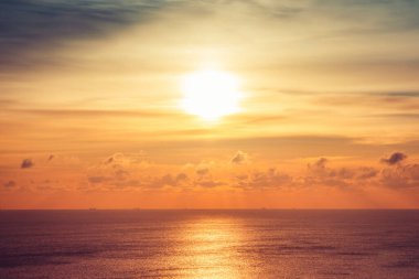 Parlak güzel gün doğumu ya da denizde gün batımı.