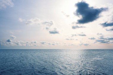 Deniz manzarası, deniz manzarası ve bulutlu gökyüzü.