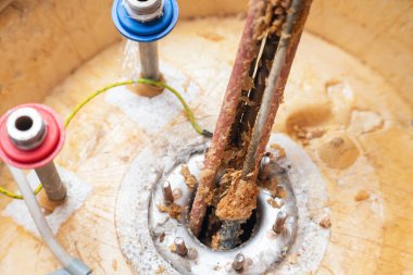 Elektrikli kazanın ısıtma elementinde aşınma ve mineral kalıntıları var. Kazan bakımı ve onarımı.