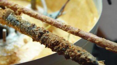 Elektrikli kazanın ısıtma elementinde aşınma ve mineral kalıntıları var. Kazan bakımı ve onarımı