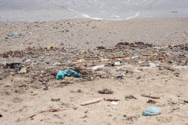 Kirli deniz kıyıları, kumda yatan plastik atıklar, çevresel sorunlar..