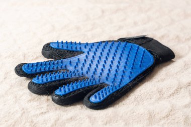 Kauçuk dikenli eldiven, evcil hayvanlardan saç dökülmesi için..