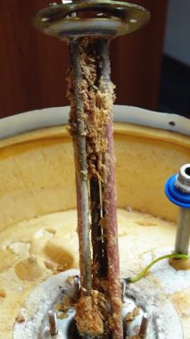 Elektrikli kazanın ısıtma elementinde aşınma ve mineral kalıntıları var. Kazan bakımı ve onarımı