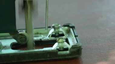 Bir marangoz elektrikli bir yapbozla tahtayı keser.
