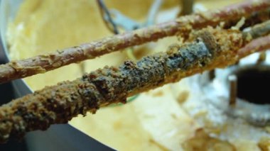 Elektrikli kazanın ısıtma elementinde aşınma ve mineral kalıntıları var. Kazan bakımı ve onarımı