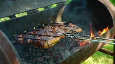 Izgarada ızgarada kızarmış tavuk.