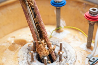 Elektrikli kazanın ısıtma elementinde aşınma ve mineral kalıntıları var. Kazan bakımı ve onarımı.