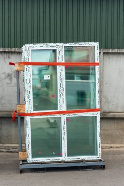 Bila Tserkva, Ukrayna, 14 Ekim 2021: İnşaat alanındaki metal-plastik pencereler.