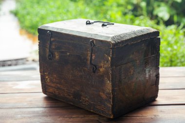 Ahşap bir masa üzerinde eski ahşap göğüs.