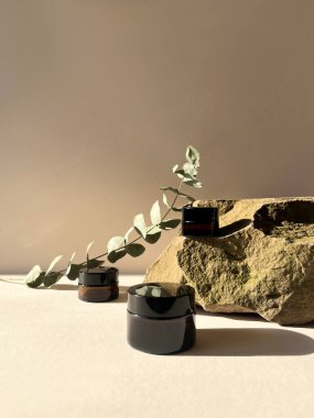 Kozmetik ambalajı. Seramik tepside farklı kozmetik krem ya da serum setleri. Boş ambalaj. Doğal güzellik spa ürünü konsepti. Kozmetik sunumu için arkaplan