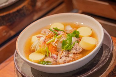 Kalamar kıymalı domuz eti ve soya peynirli temiz çorba.