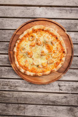 Üst Manzara, Tom Yum deniz ürünleri restoranı ile ahşap tepside pizza.