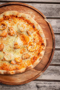 Üst Manzara, Tom Yum deniz ürünleri restoranı ile ahşap tepside pizza.