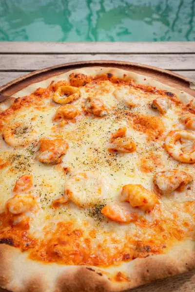 Tahta tepside Tom Yum deniz ürünleri satan pizzacı.