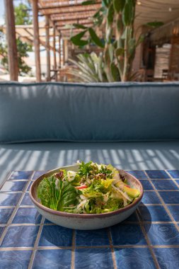 Domates ve soslu taze sebze salatası.