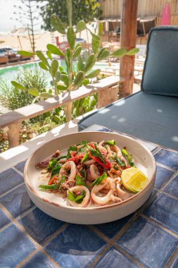 Yüksek açı, baharatlı karides ezmeli kalamar mavi fayanslı yüzey, Tayland yemeği