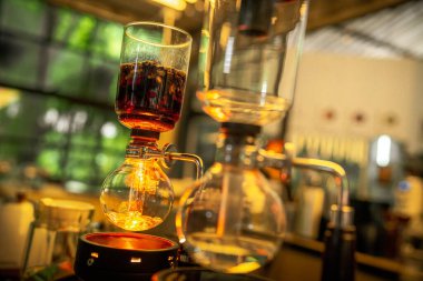 Kafe barındaki kahve makinesini çek.