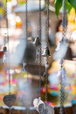 Zincirlerden sallanan küçük çanlar