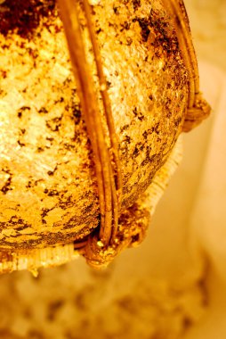 Üzerinde madeni paralar olan yuvarlak taşlar, Budist Tayland tapınağında toprağa gömülü taşlar. Tayland 'a LUUK NIMIT deniyor.