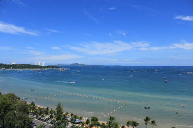 Pattaya Sahili 'nin güzel kuş bakışı manzarası, el değmemiş bir sahilin nefes kesici panoramik manzarası ve okyanusun engin genişliği.
