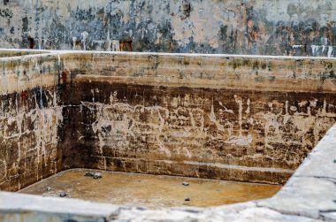 Yıpranmış ve yıpranmış yüzeyi olan eskimiş beton yapı üzerindeki pas dokusu