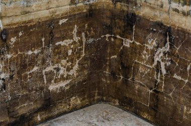 Yıpranmış ve yıpranmış yüzeyi olan eskimiş beton yapı üzerindeki pas dokusu