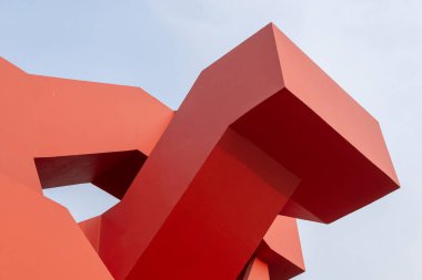 Açık gökyüzü ile kırmızı mimari yapının soyut geometrisi