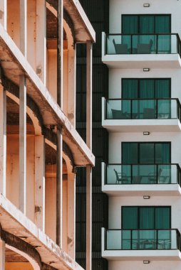 Birçok penceresi olan çok katlı bir bina.