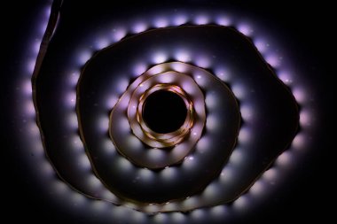 LED ışıkları tarafından oluşturulan büyüleyici bir spiral oluşum