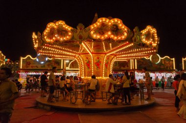 Chonburi, Tayland - 3 Kasım 2018: Siyam karnavalı eğlence fuarına gelen insanlar