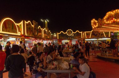 Chonburi, Tayland - 3 Kasım 2018: Siyam karnavalı eğlence fuarına gelen insanlar