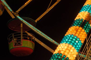 Chonburi, Tayland - 3 Kasım 2018: Siyam karnavalı eğlence fuarına gelen insanlar