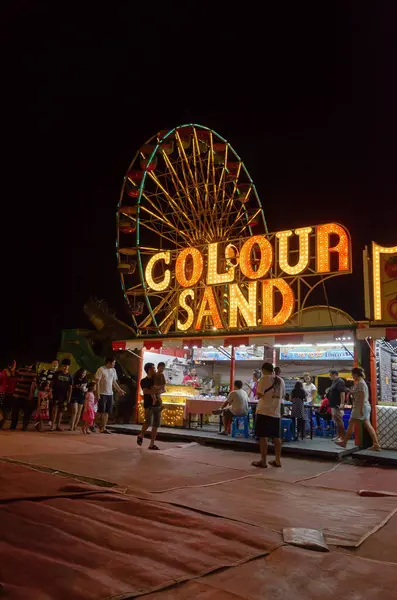 Chonburi, Tayland - 3 Kasım 2018: Siyam karnavalı eğlence fuarına gelen insanlar