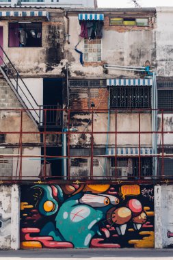 Pattaya, Chon Buri, Tayland - 16 Kasım 2018: Bir şehir binası ve grafiti sanatıyla süslenmiş bir duvar