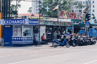 Pattaya, Chon Buri, Tayland - 16 Kasım 2018: Asfaltlı bir alanda büyük ExchanANGE işaretli küçük, mavi bir büfe göze çarpıyor