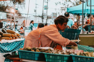 Chon Buri, Tayland - 27 Kasım 2018: Sebze satan bir kadınla pazar sahnesi