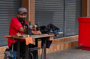 Chon Buri, Tayland - 9 Aralık 2018: Kaldırımda dikiş makinesi olan bir adam