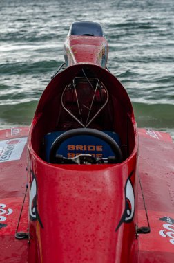 Chon Buri, Tayland - 10 Kasım 2018 Bangsaen Tekne Yarışı Festivali 2018 'de Bangsaen Sahili sahilinde bir sahne. Suyun üzerinde bulutlu bir gökyüzü olan kırmızı bir tekne.