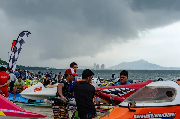 Chon Buri, Tayland - 10 Kasım 2018: Bangsaen Tekne Yarışı Festivali 2018 'de Bangsaen Sahili' nin sahilinde renkli jet ski 'ler ve insanlar su aracını kullanıma hazırlıyor gibi görünüyor.