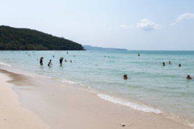 Rayong, Tayland - 15 Şubat 2019: Turkuaz renkli suya doğru yumuşak bir kumlu sahil