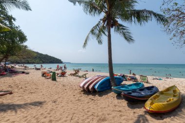 Rayong, Tayland - 15 Şubat 2019 'da kumlu bir sahil kıyıya yakın kumsalda renkli kanolar ve kanolarla sükunet içinde uzanır.