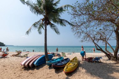 Rayong, Tayland - 15 Şubat 2019 'da kumlu bir sahil kıyıya yakın kumsalda renkli kanolar ve kanolarla sükunet içinde uzanır.