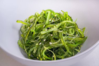 Beyaz kasede bir kase yosun salatası.