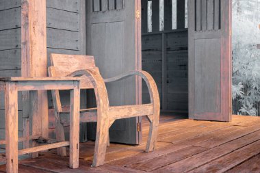 Kızılötesi fotoğraf, kırsal ahşap bir yapının bir parçası, muhtemelen bir bina ya da veranda.