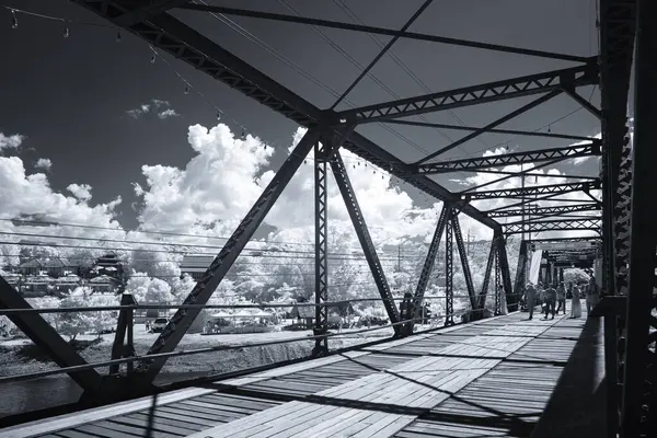 Kızılötesi fotoğrafçılık, sağlam bir iskeleti olan metal bir köprü ve Black Bridge, Lampang, Tayland 'da ahşap bir geçit.